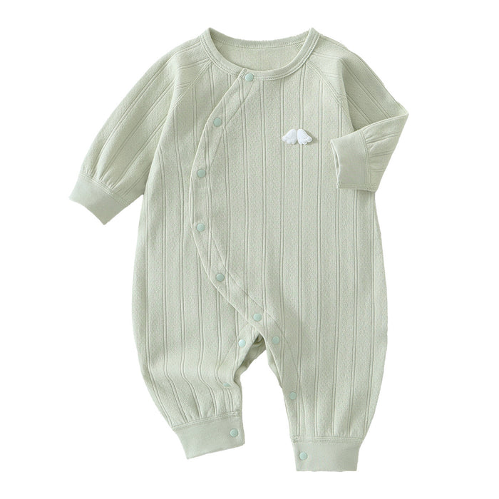 Mintgrüner Baby-Strampler mit schräger Knopfleiste auf weißem Grund