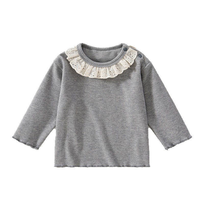 Graues Baby-Langarmshirt mit Spitzenkragen auf weißem Hintergrund