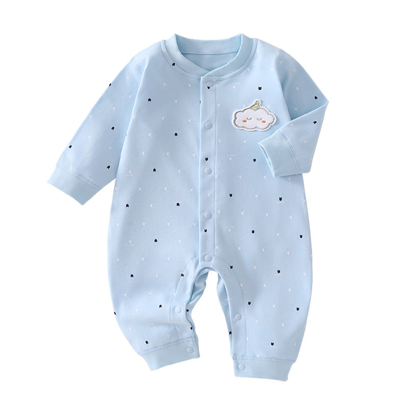 Hellblauer Baby-Strampler mit Pünktchen und Wolken-Applikation auf weißem Grund