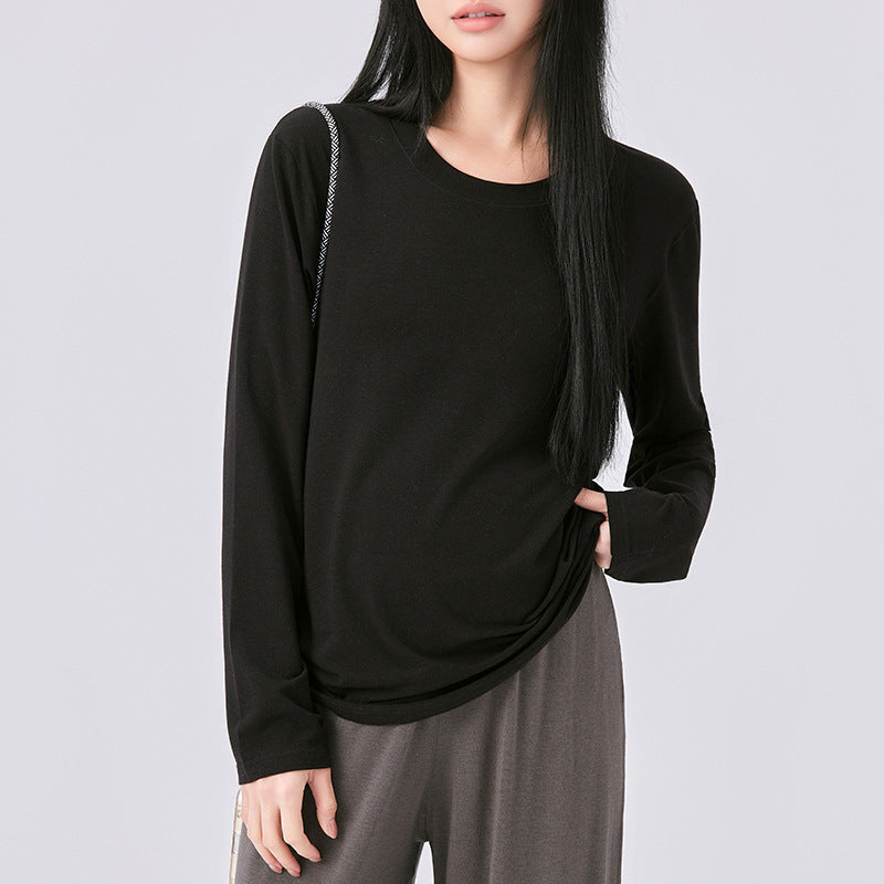 Frau in schwarzem Langarmshirt