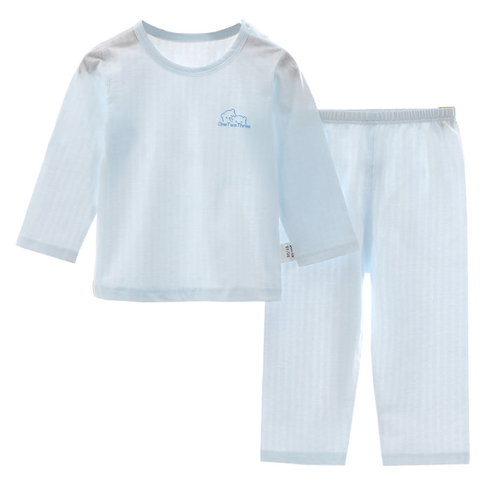 Hellblaues dünnes Sommerset aus Langarmshirt und Hose auf weißem Grund