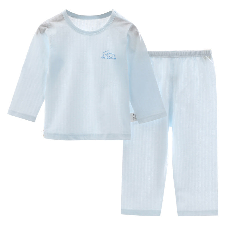 Hellblaues dünnes Sommerset aus Langarmshirt und Hose auf weißem Grund