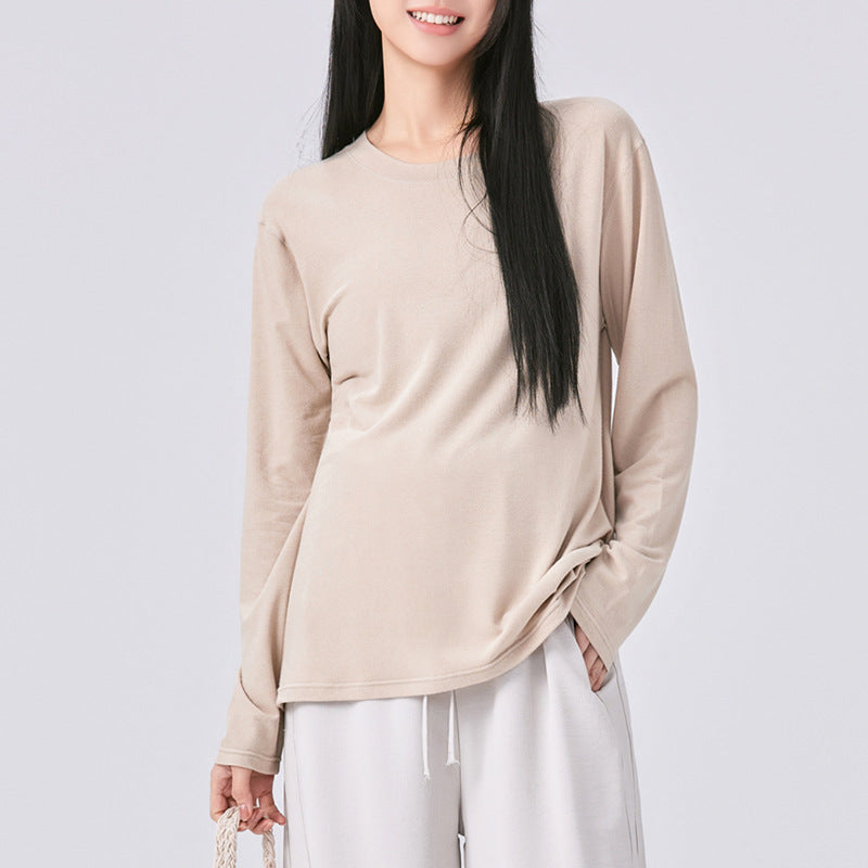 Frau in beigem Langarmshirt