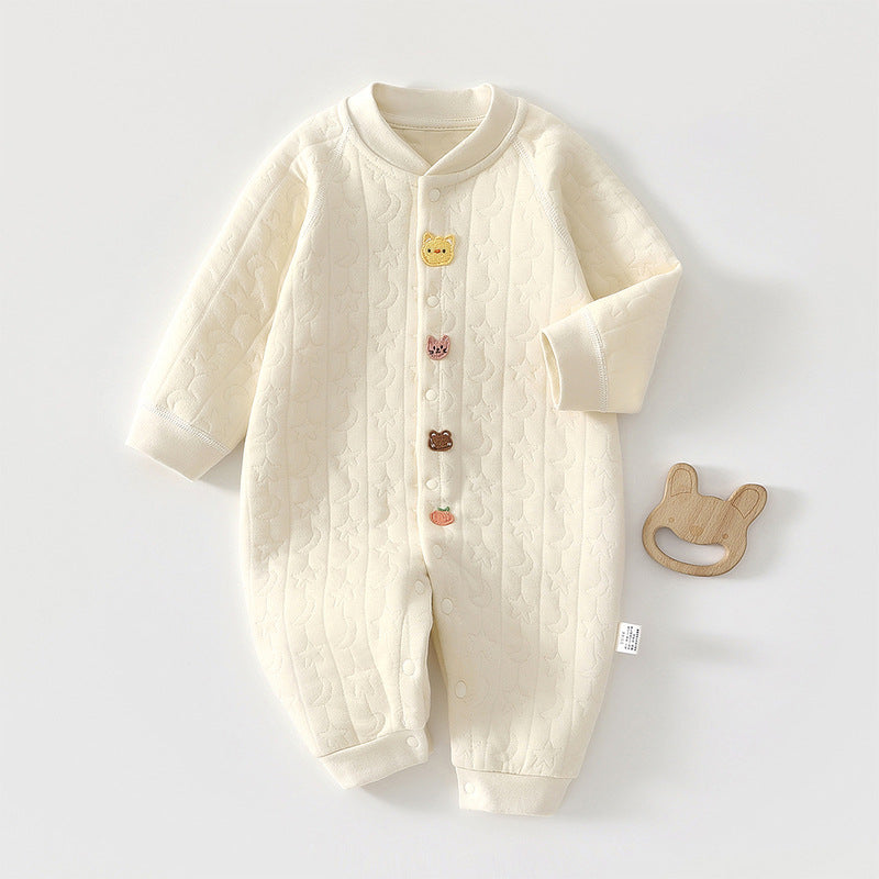 Gesteppter Baby-Overall in Creme, flach ausgelegt