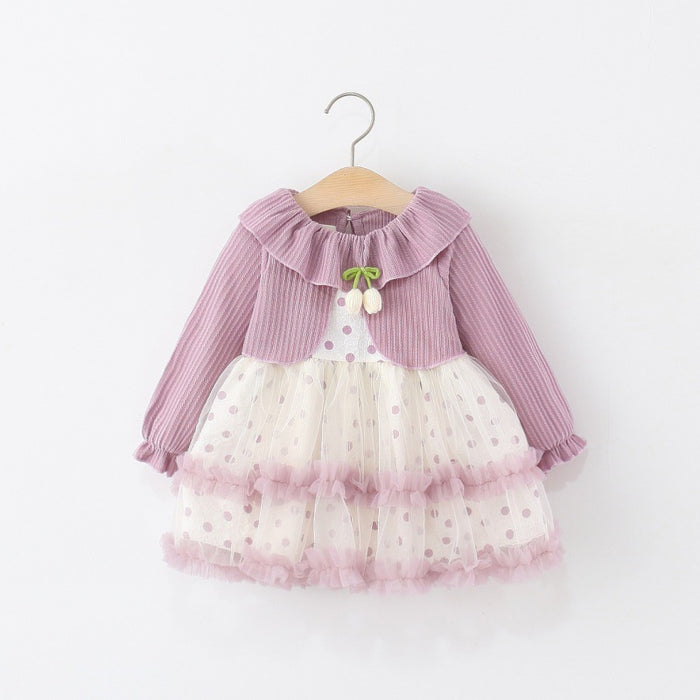 Lila Tüllkleid mit Strick-Oberteil, Rüschenkragen und dreistufigem Punkterock am Kleiderbügel