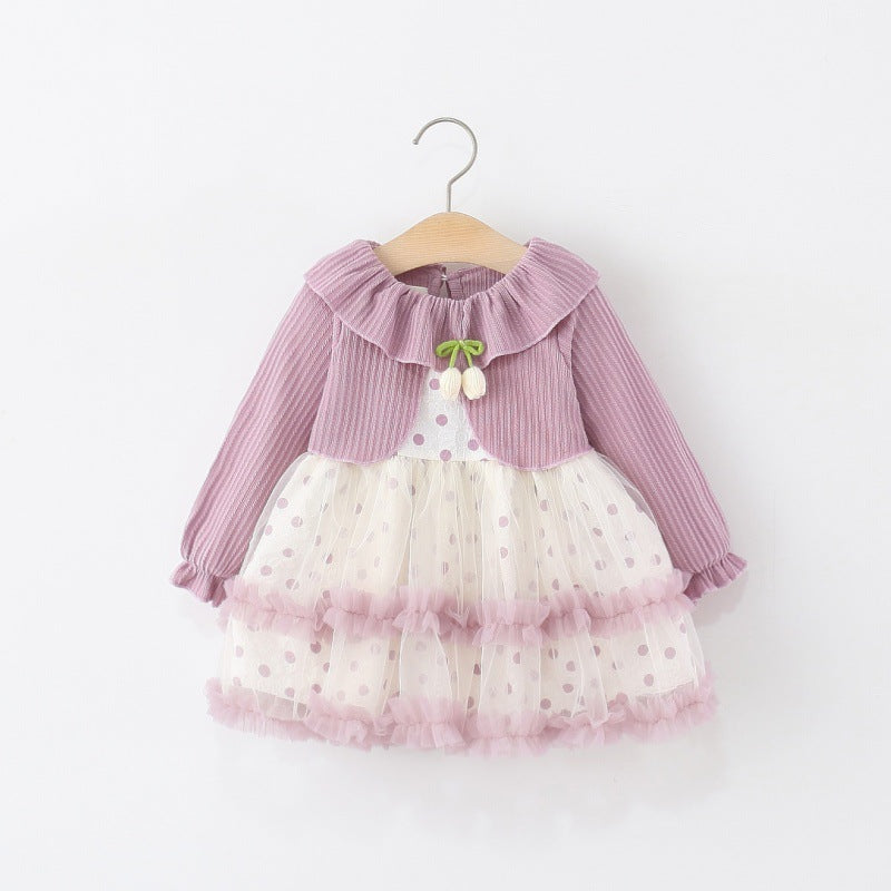 Lila Tüllkleid mit Strick-Oberteil, Rüschenkragen und dreistufigem Punkterock am Kleiderbügel