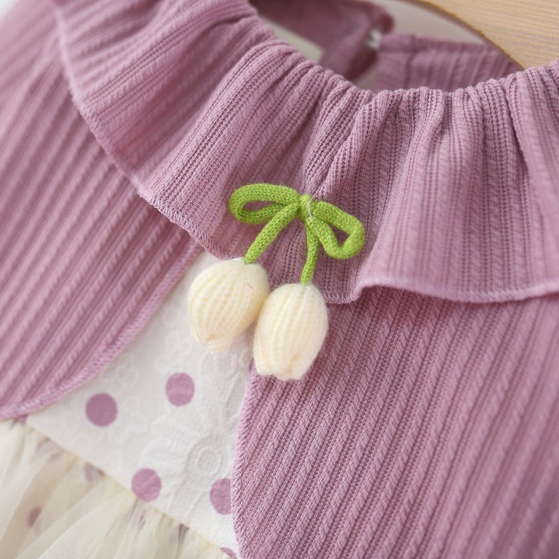 Nahaufnahme des Rüschenkragens mit zwei gestrickten Tulpen