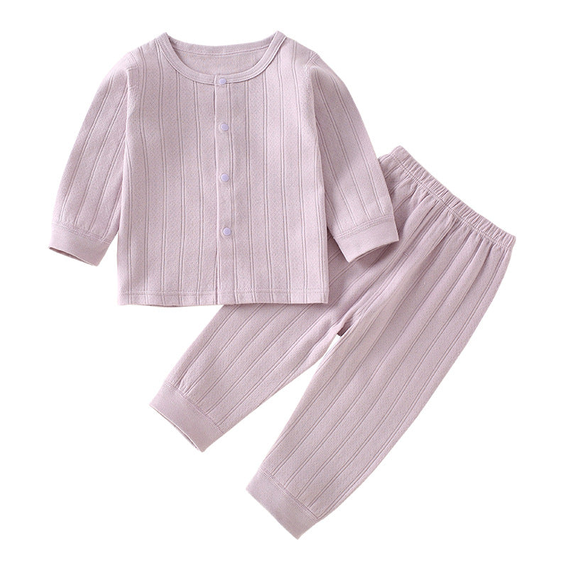 Fliederfarbenes Baby-Set aus Knopfjacke und Hose auf weißem Grund