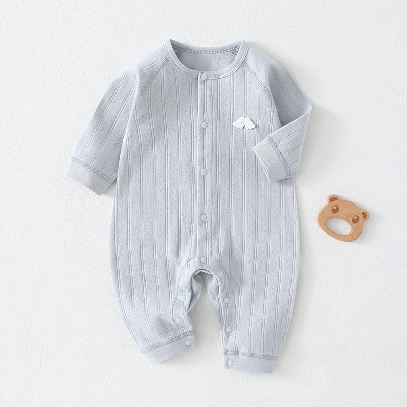 Hellblauer Baby-Strampler mit Wolken-Applikation