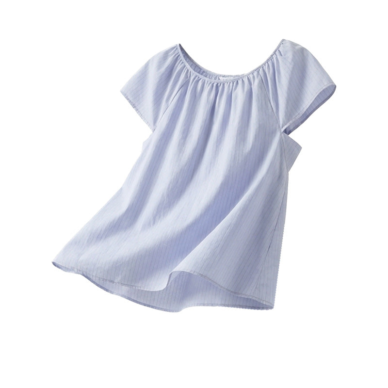 Hellblaue Bluse in A-Form freigestellt