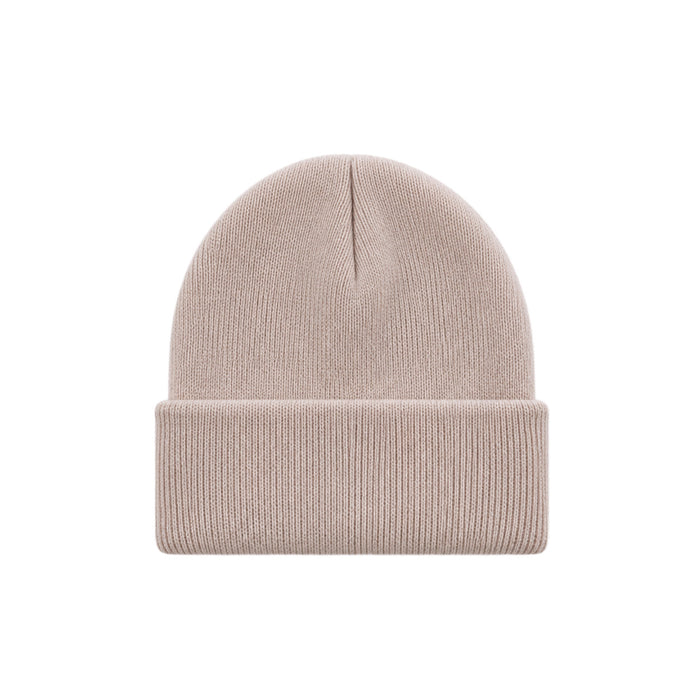 Einfarbige Baby-Strickmütze in Beige mit breitem Umschlag auf weißem Hintergrund
