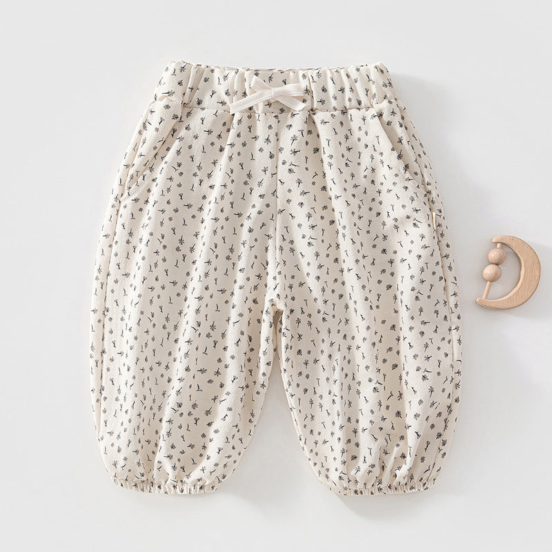 Cremefarbene Baby-Sommerhose mit kleinem Blümchenmuster