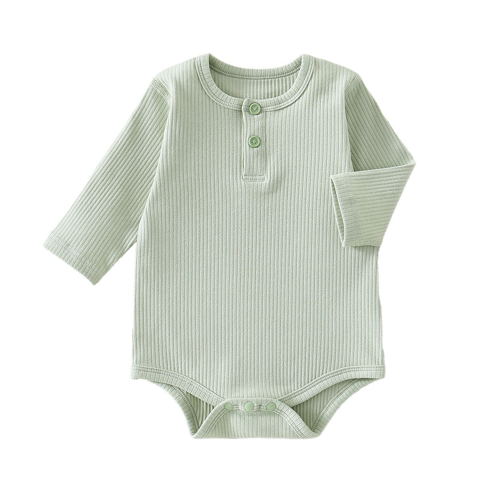 Mintgrüner gerippter Baby-Body mit Knopfleiste am Ausschnitt auf weißem Grund