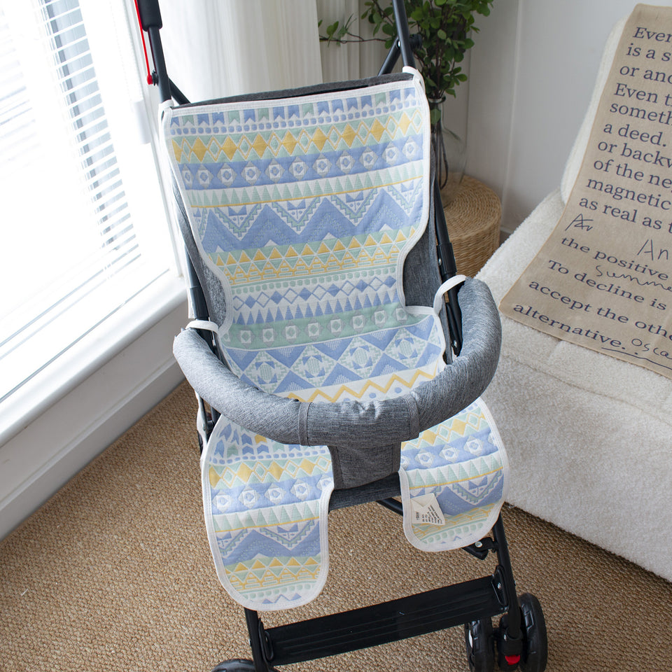 Kinderwagen-Auflage aus Gaze in Blau und Gelb mit gewebtem Muster im Buggy