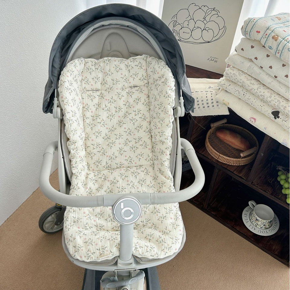 Kinderwagen-Sitzauflage mit kleinen Zweigen im Kinderwagen