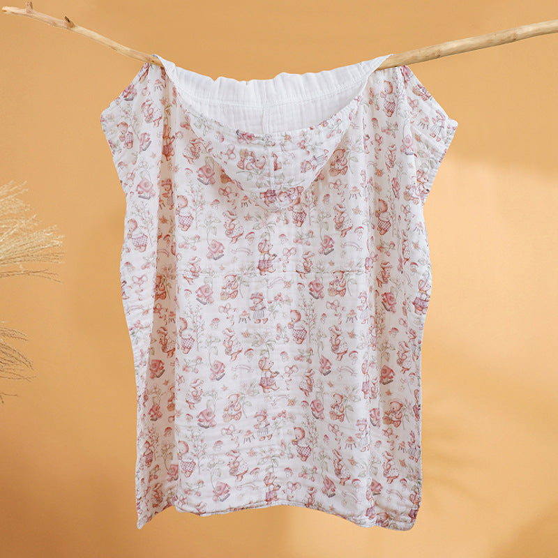 Badeponcho mit Kapuze aus Musselin mit Bärenpaar-Druck, an einer Stange aufgehängt