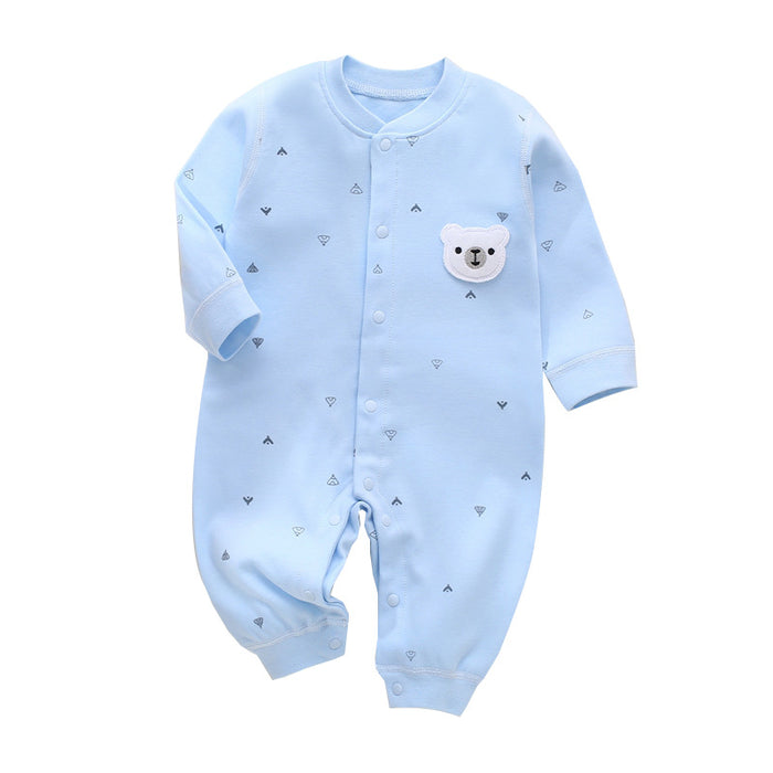 Hellblauer Baby-Strampler mit Bären-Patch auf weißem Grund