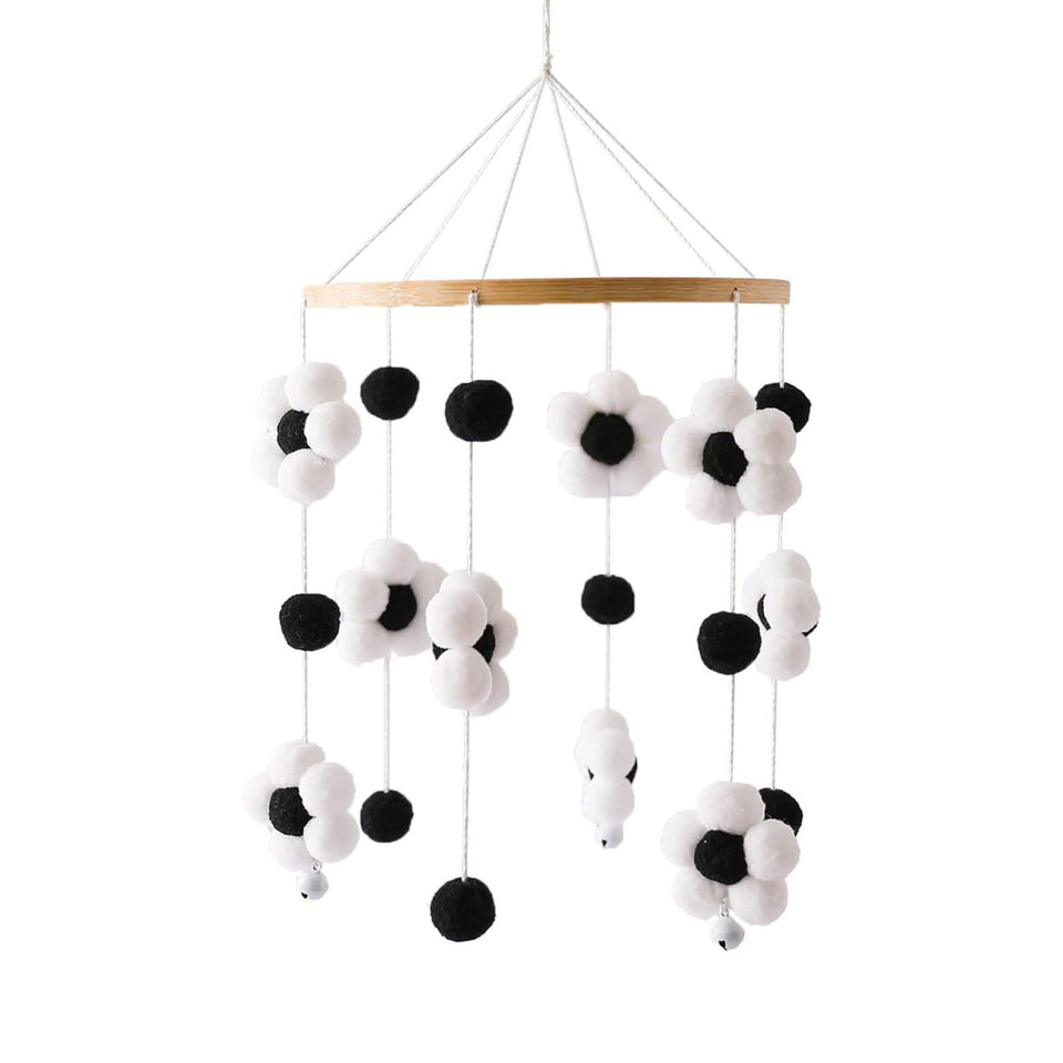 Mobile mit schwarzen und weißen Pompon-Blumen am Holzring