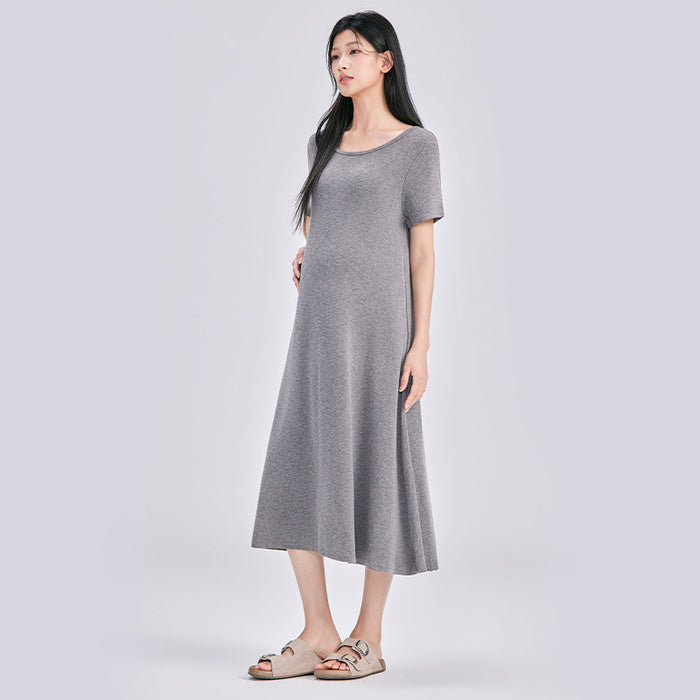 Frau in grauem langem Strickkleid