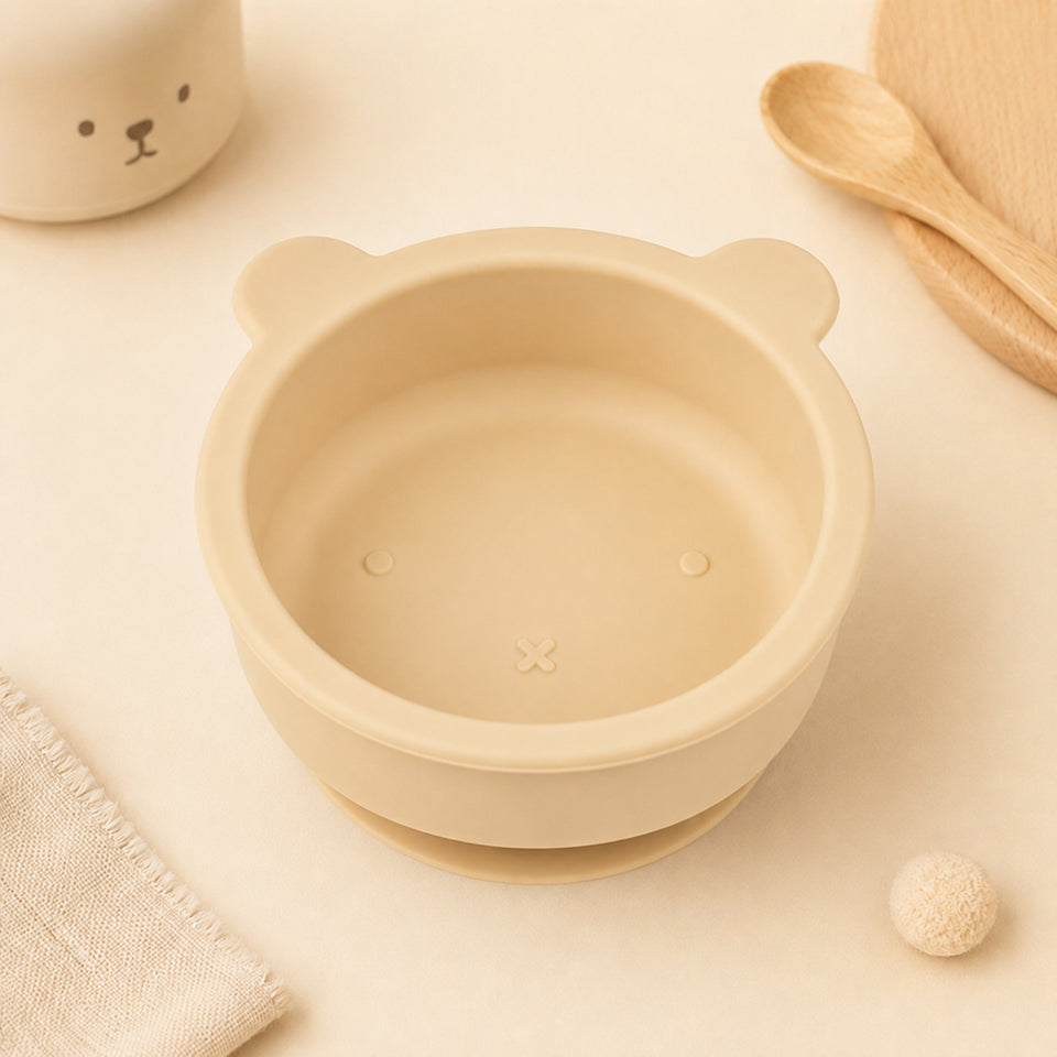 Bären-Schüssel aus Silikon in Beige neben Holzlöffeln