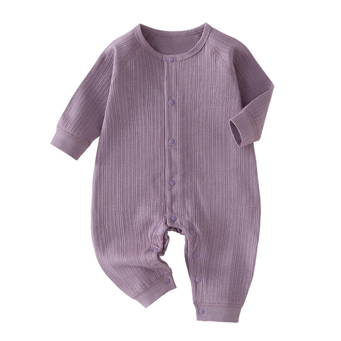 Lila Baby-Strampler mit Knopfleiste auf weißem Grund