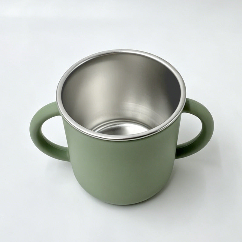 Edelstahl-Trinkbecher mit grüner Silikonhülle und zwei Griffen