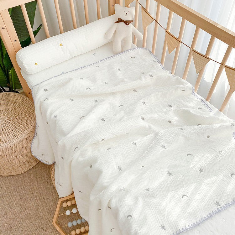 Weiße Babydecke mit grauen gestickten Monden und Sternen