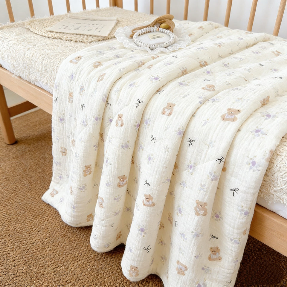 Gesteppte Kinderdecke auf einem Kinderbett
