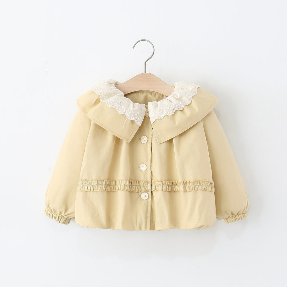 Hellbeige Jacke mit Spitzenkragen und Knopfleiste am Kleiderbügel