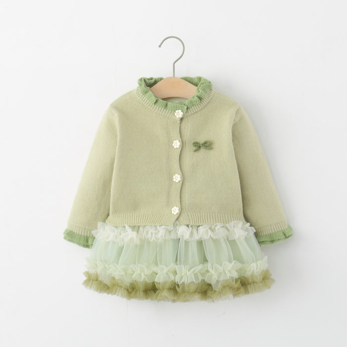 Grüne Strickjacke über dem Tüllkleid mit mehrlagigem Rock