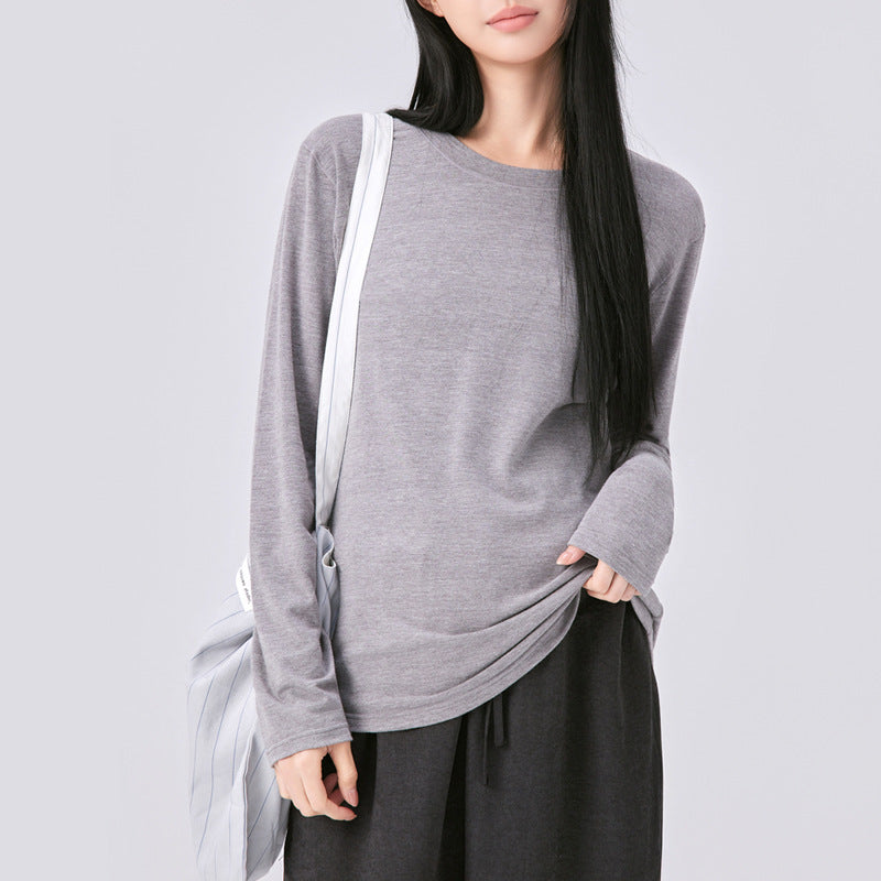 Frau in grauem Langarmshirt