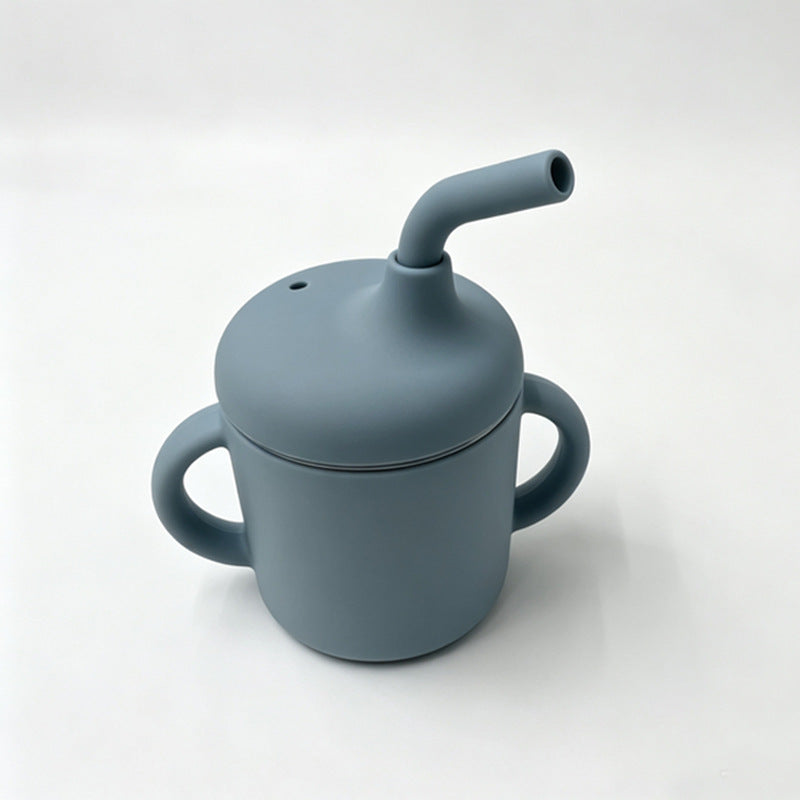 Hellblauer Edelstahlbecher mit Silikonhülle und Strohhalmdeckel