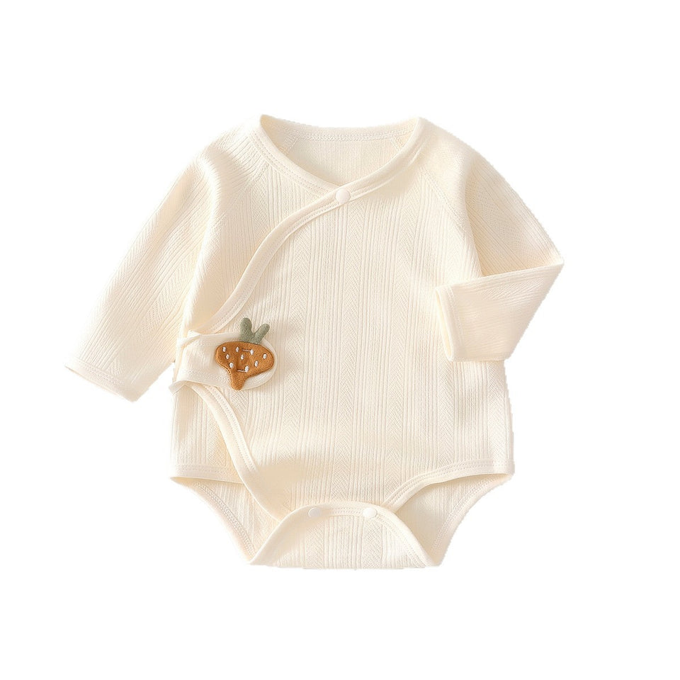 Cremefarbener Baby-Wickelbody mit kleiner Applikation auf weißem Grund