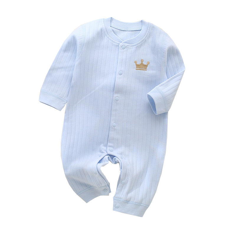 Hellblauer Baby-Strampler mit Kronen-Stickerei auf weißem Hintergrund