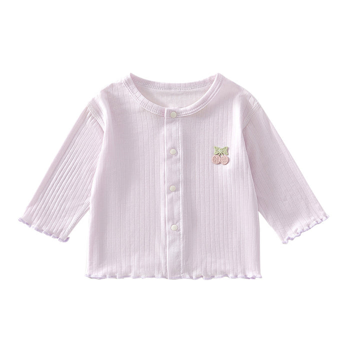 Dünne Sommerjacke in Flieder mit Kirsch-Stickerei auf weißem Hintergrund