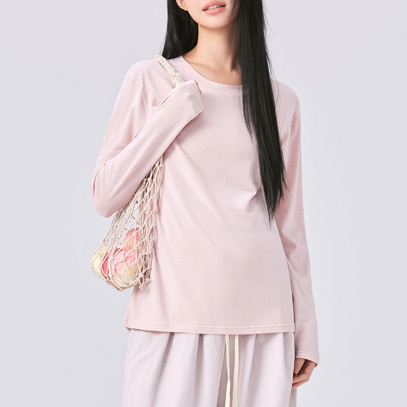 Frau in rosa Langarmshirt mit Netztasche