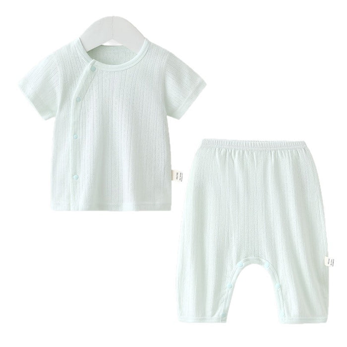 Mintfarbenes Baby-Sommerset mit Kurzarmshirt und Hose auf weißem Grund