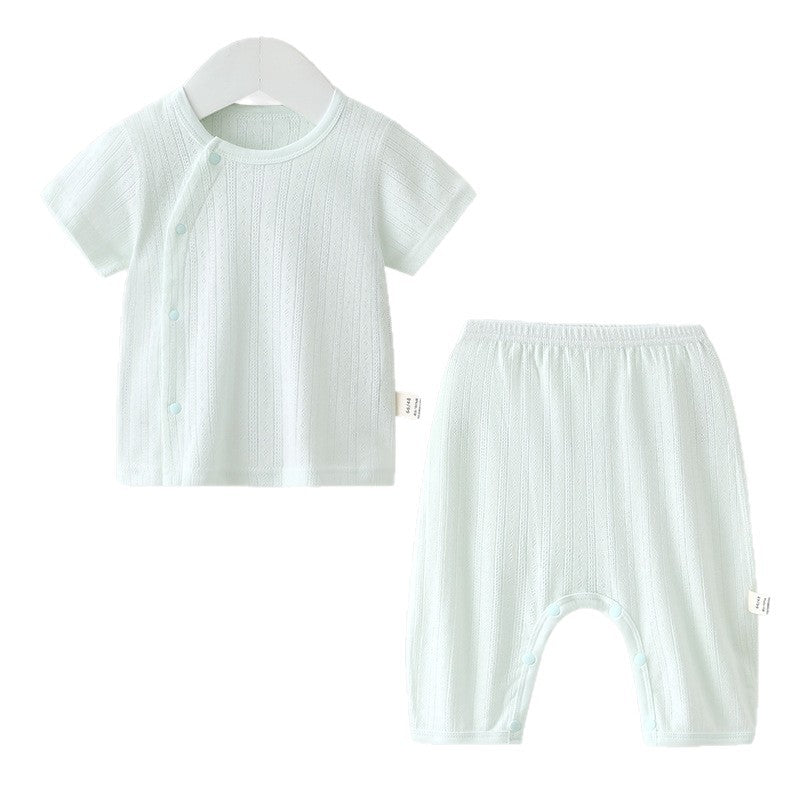 Mintfarbenes Baby-Sommerset mit Kurzarmshirt und Hose auf weißem Grund