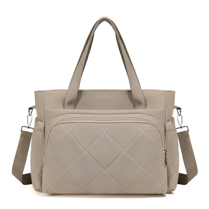 Beigefarbene Wickeltasche mit Rautensteppung, Henkeln und Schultergurt