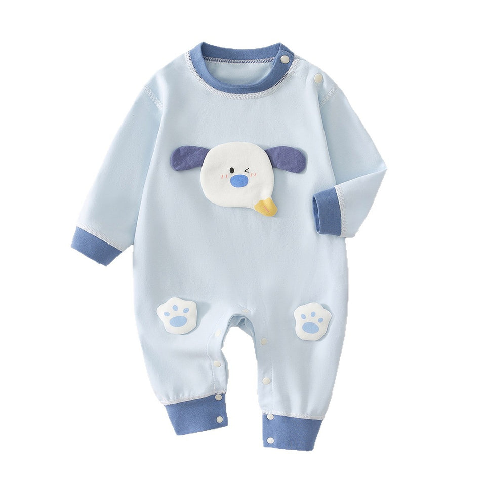 Hellblauer Baby-Strampler mit Hundeapplikation auf hellem Hintergrund