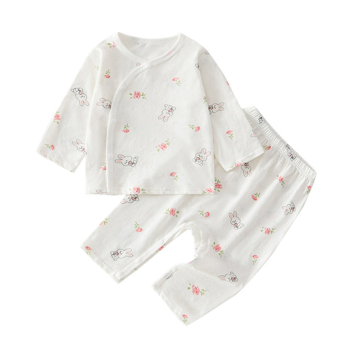 Weißes dünnes Baby-Set mit kleinen Tiermotiven auf weißem Grund
