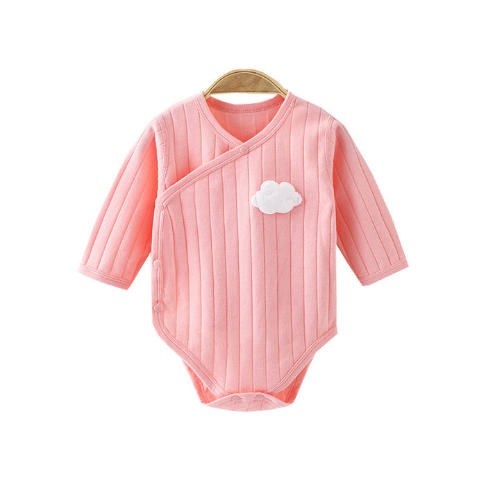 Rosa gestreifter Baby-Wickelbody mit Wolken-Applikation auf weißem Grund