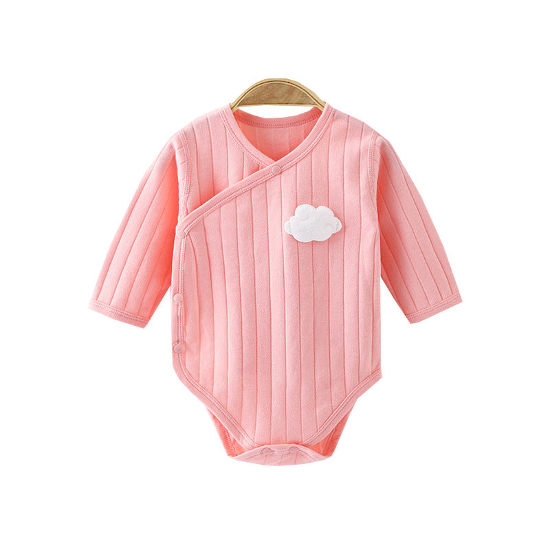 Rosa gestreifter Baby-Wickelbody mit Wolken-Applikation auf weißem Grund