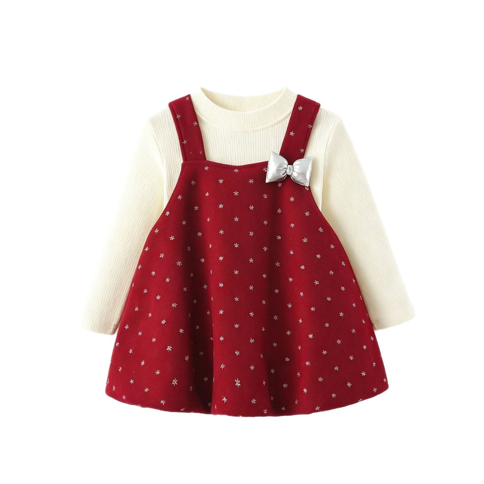 Rotes Trägerkleid mit Langarmshirt, freigestellt auf weißem Hintergrund