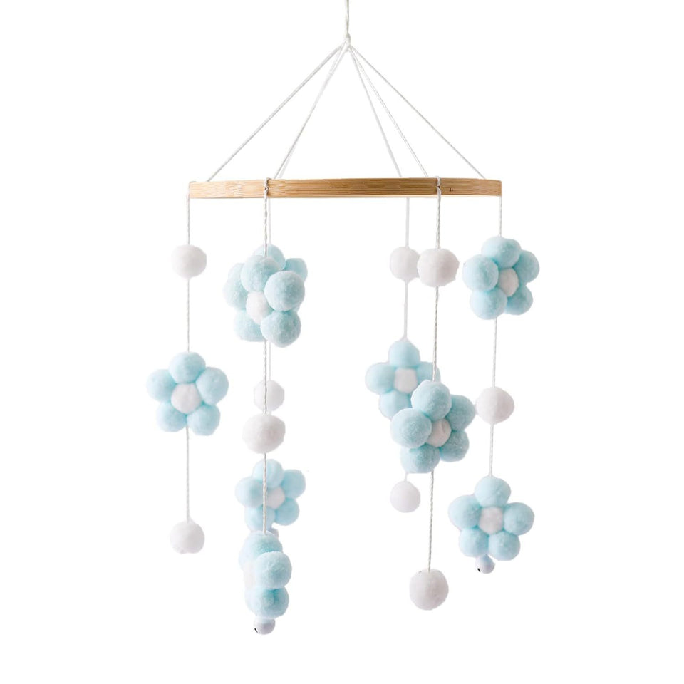 Mobile mit hellblauen und weißen Pompon-Blumen am Holzring