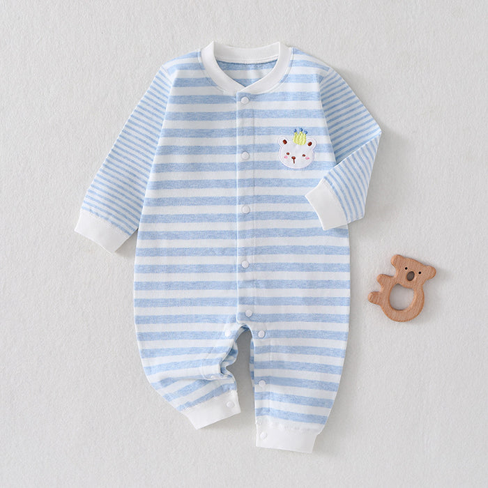 Blau gestreifter Baby-Strampler mit Knopfleiste und kleiner Applikation