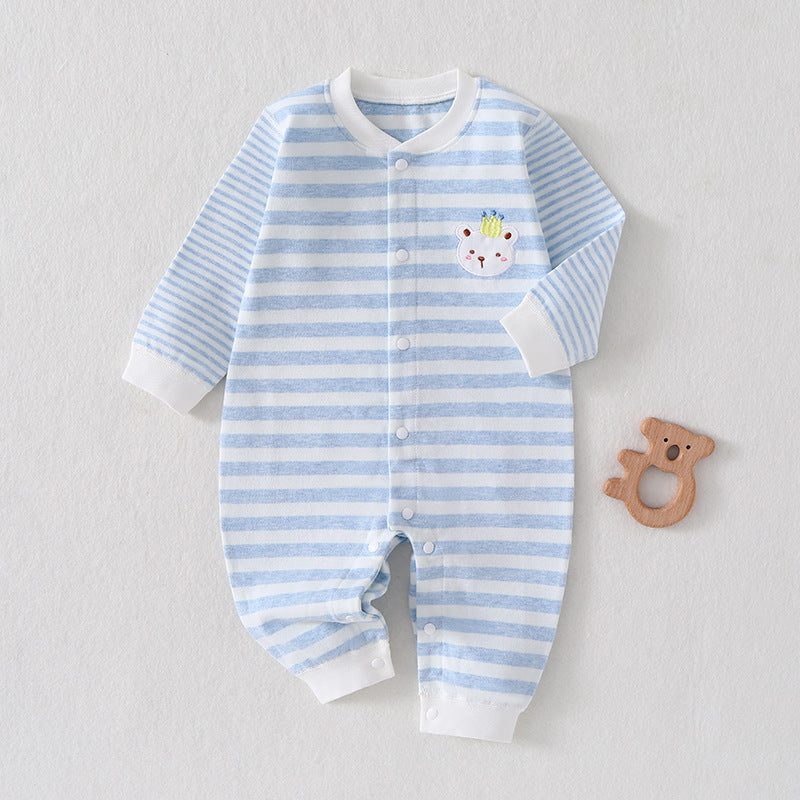 Blau gestreifter Baby-Strampler mit Knopfleiste und kleiner Applikation