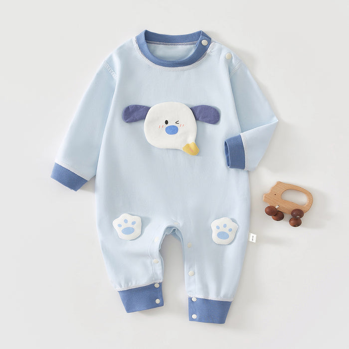 Hellblauer Baby-Strampler mit Hundeapplikation neben einem Holzspielzeug