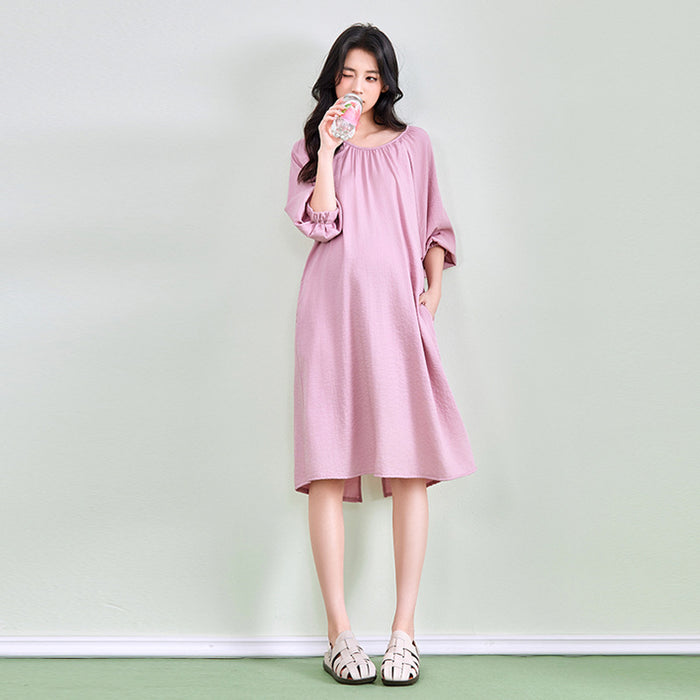 Frau in rosa Kleid mit Raffung und Dreiviertelärmeln