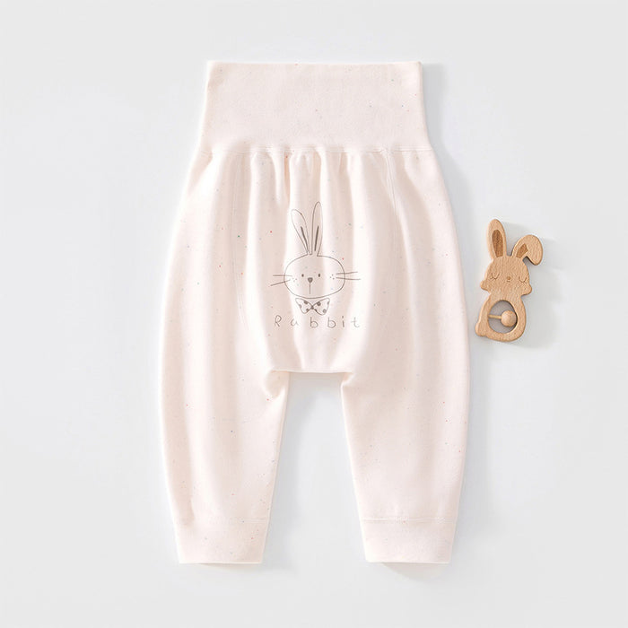 Rosa Baby-Hose mit hohem Bund und Hase auf dem Po neben einem Holzspielzeug